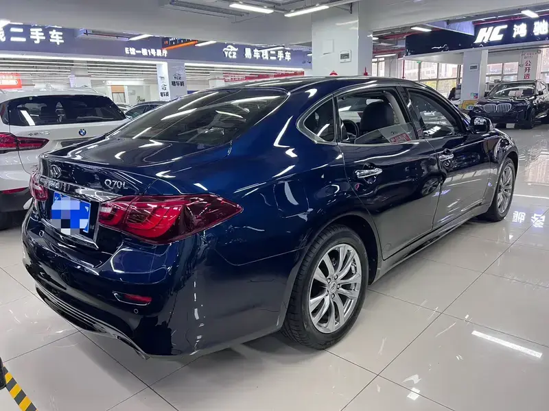 2017 Infiniti Q70 с пробегом 75 000 км