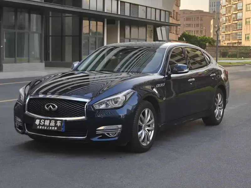 2017 Infiniti Q70 с пробегом 100 000 км