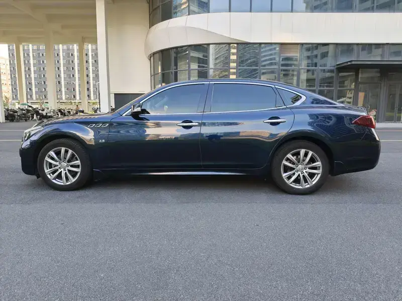 2017 Infiniti Q70 с пробегом 100 000 км