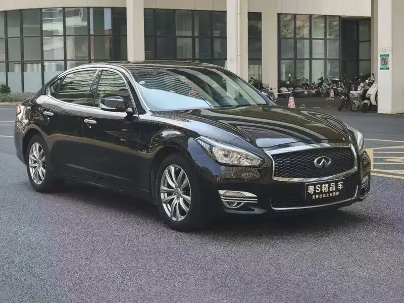 2017 Infiniti Q70 с пробегом 100 000 км