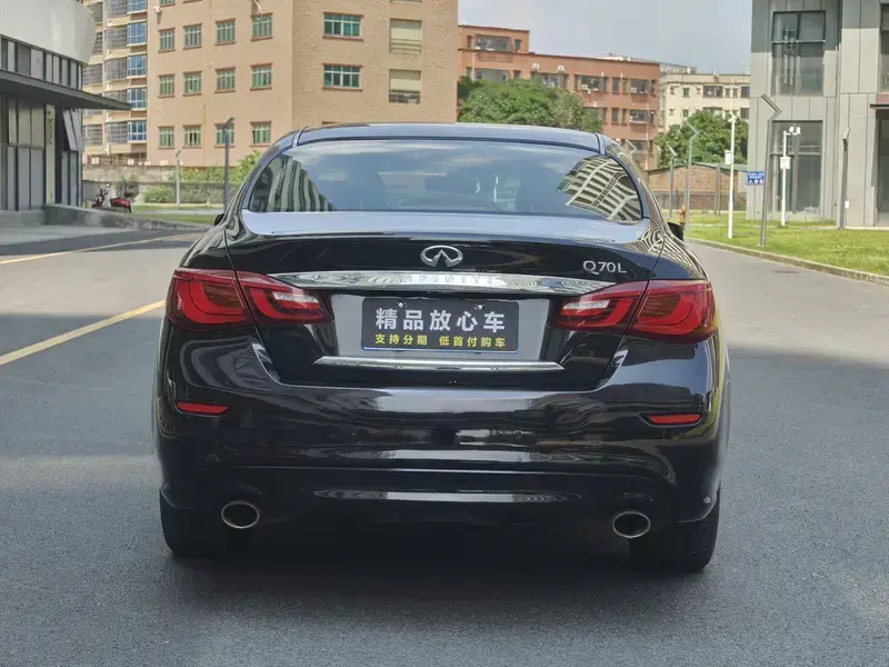 2017 Infiniti Q70 с пробегом 100 000 км