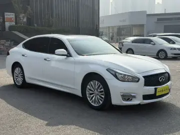 2015 Infiniti Q70 с пробегом 140 000 км
