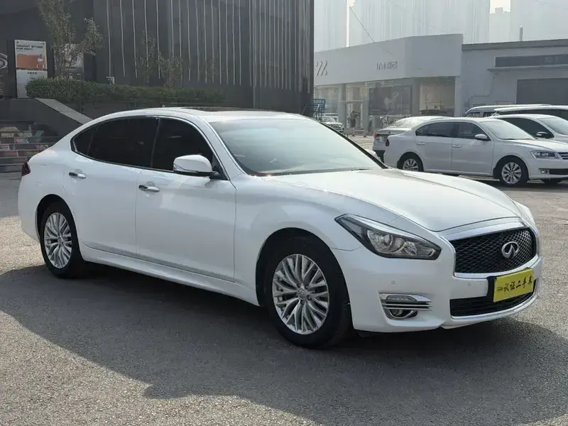 2015 Infiniti Q70 с пробегом 140 000 км
