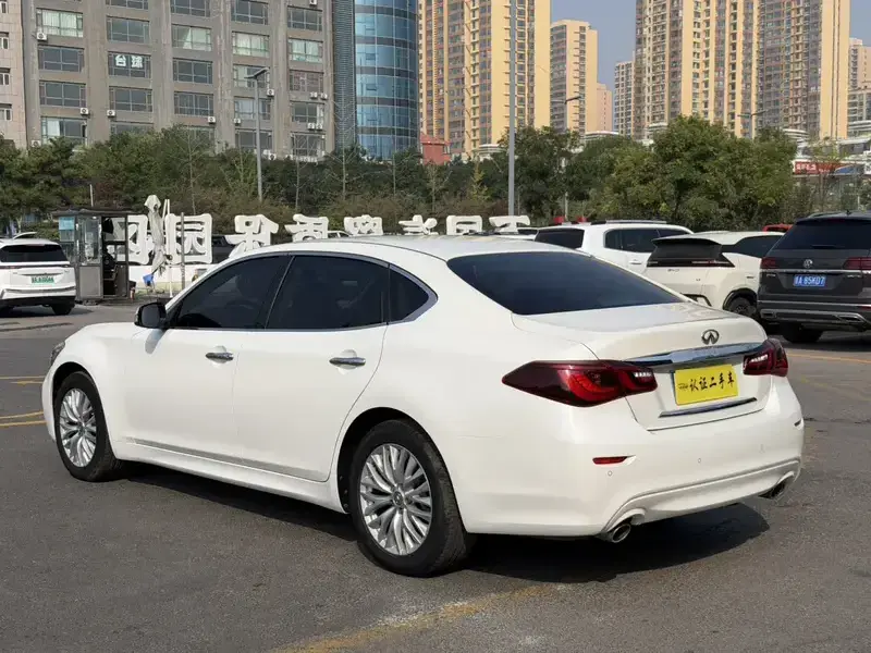2015 Infiniti Q70 с пробегом 140 000 км