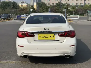 2015 Infiniti Q70 с пробегом 140 000 км