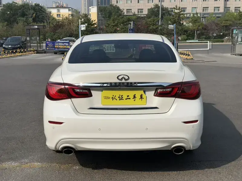 2015 Infiniti Q70 с пробегом 140 000 км