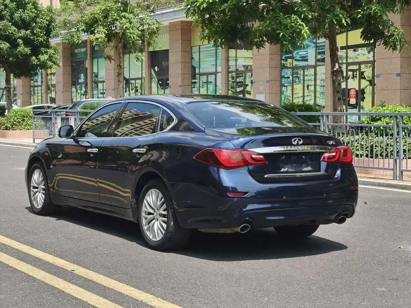 2017 Infiniti Q70 с пробегом 130 000 км