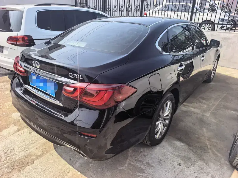 2017 Infiniti Q70 с пробегом 89 000 км