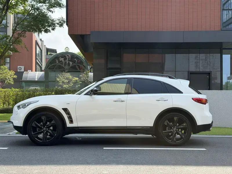 2015 Infiniti QX70 с пробегом 108 000 км