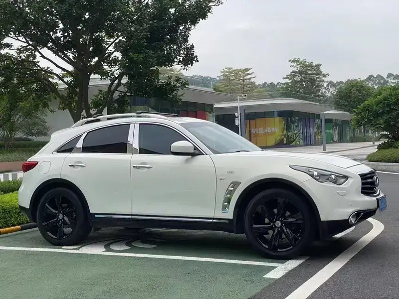 2013 Infiniti QX70 с пробегом 152 000 км