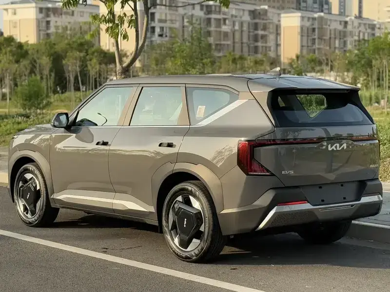 2025 Kia EV5 с пробегом 400 км