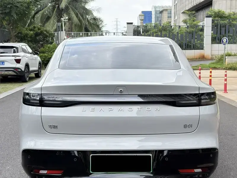 2025 Leapmotor B01 с пробегом 11 000 км