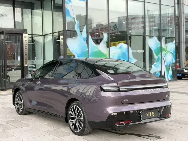 2025 Leapmotor B01 с пробегом 17 000 км