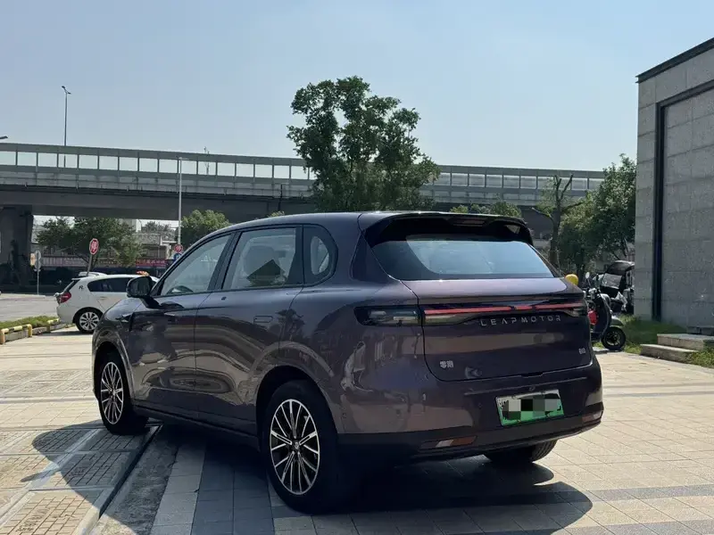 2025 Leapmotor B10 с пробегом 18 000 км