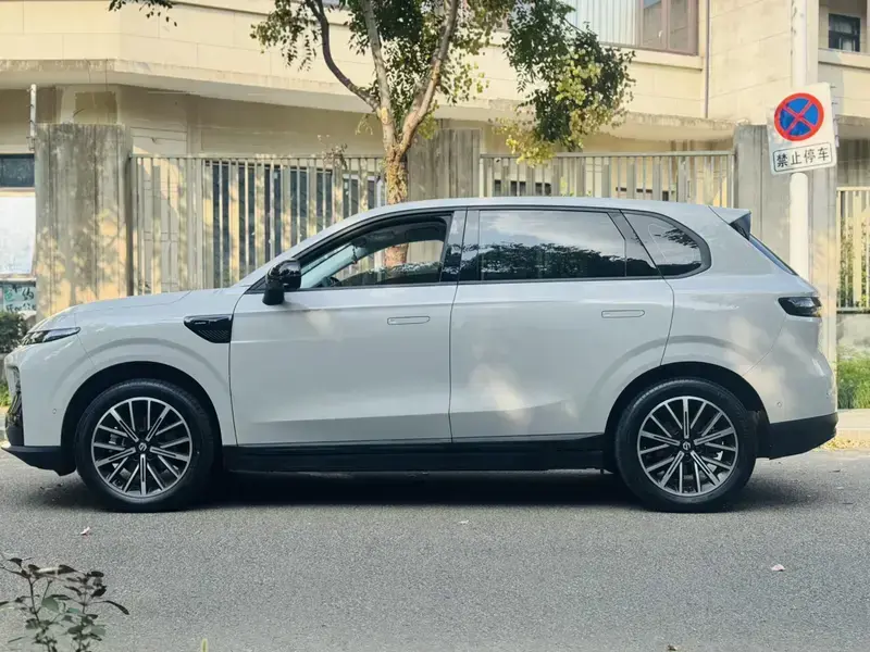 2025 Leapmotor B10 с пробегом 17 200 км