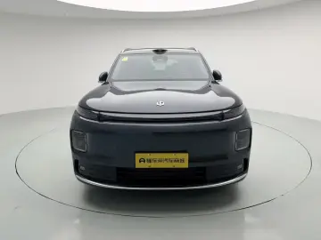 2026 Leapmotor D19 с пробегом 300 км