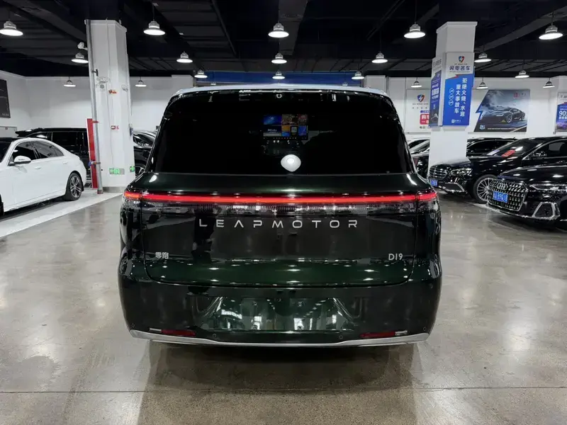 2026 Leapmotor D19 с пробегом 8 000 км