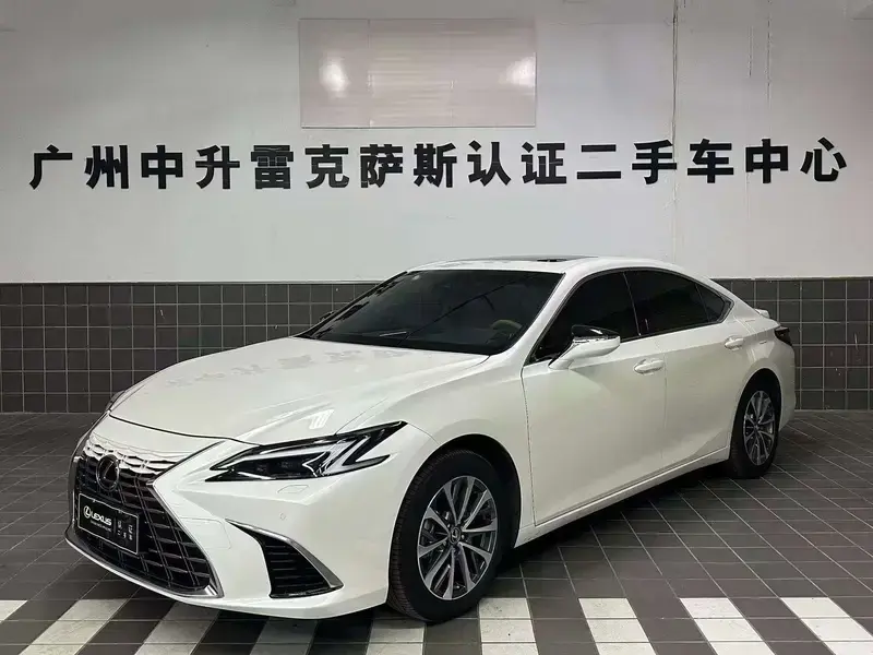 2025 Lexus ES с пробегом 7 000 км