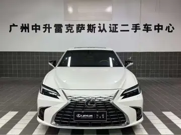 2025 Lexus ES с пробегом 7 000 км