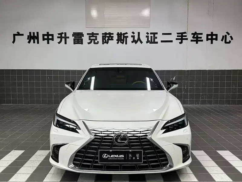 2025 Lexus ES с пробегом 7 000 км