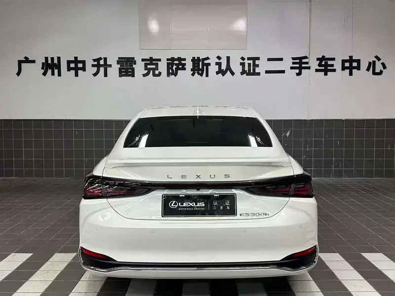 2025 Lexus ES с пробегом 7 000 км