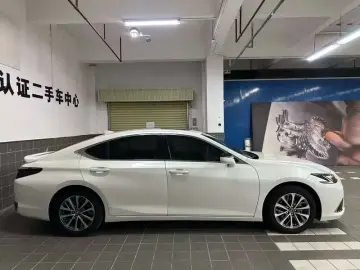 2025 Lexus ES с пробегом 7 000 км
