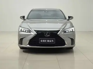 2025 Lexus ES с пробегом 7 000 км