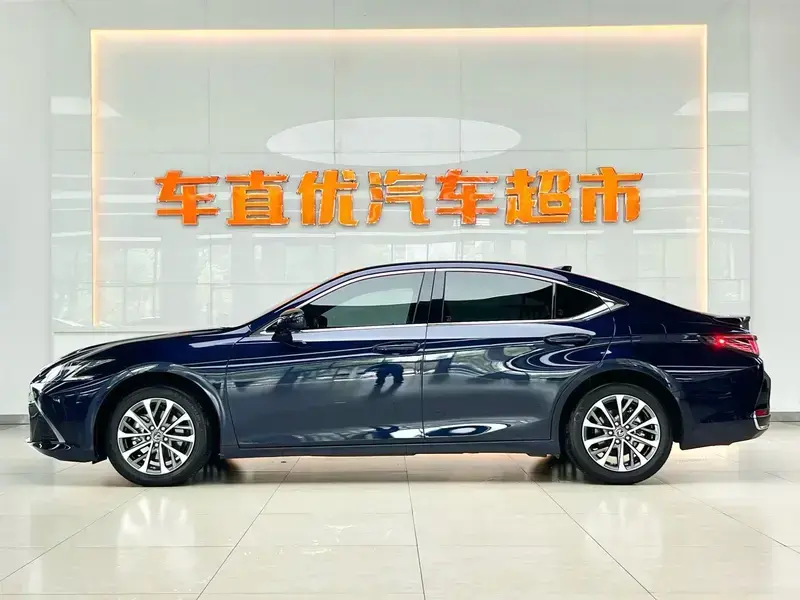 2025 Lexus ES с пробегом 8 200 км