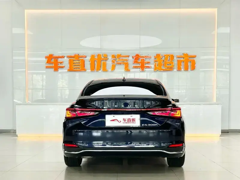 2025 Lexus ES с пробегом 8 200 км