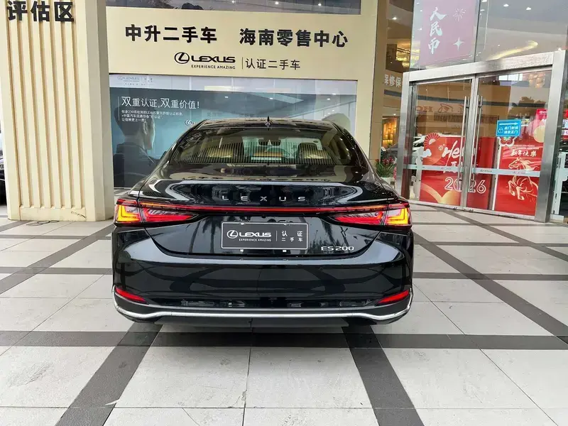 2026 Lexus ES с пробегом 12 000 км