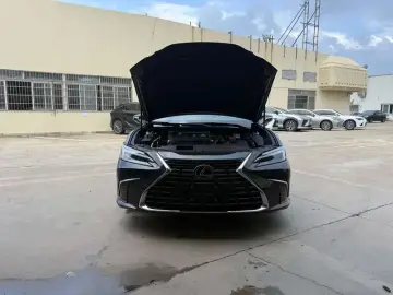 2026 Lexus ES с пробегом 12 000 км