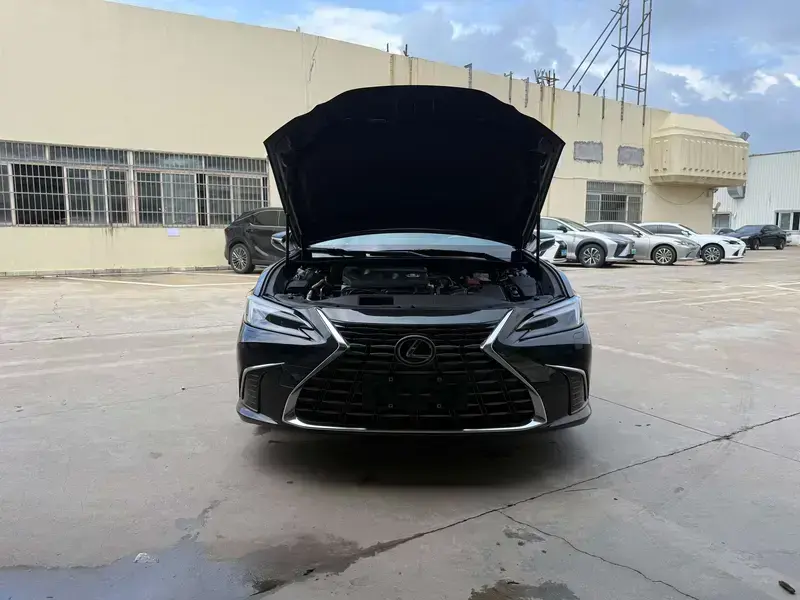 2026 Lexus ES с пробегом 12 000 км