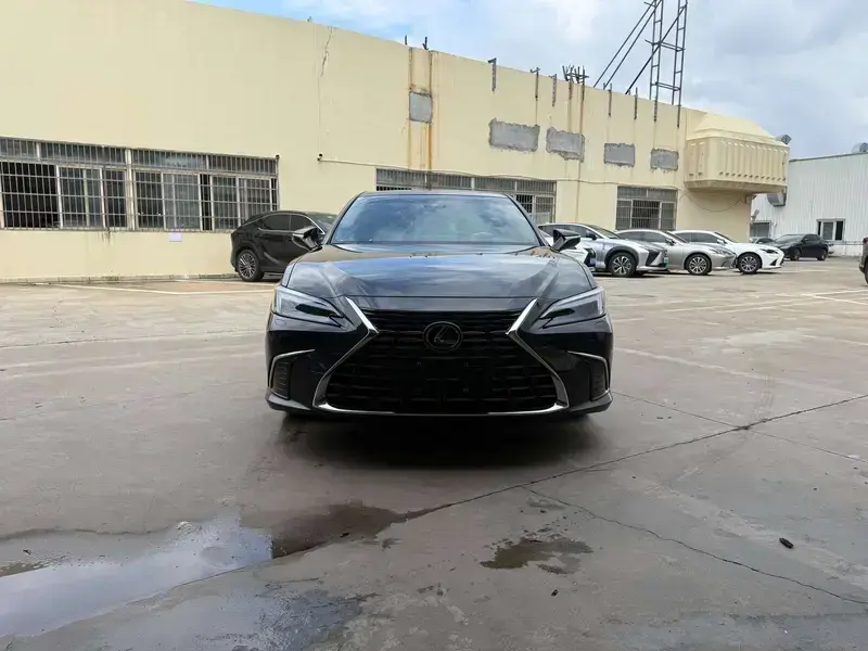 2026 Lexus ES с пробегом 12 000 км