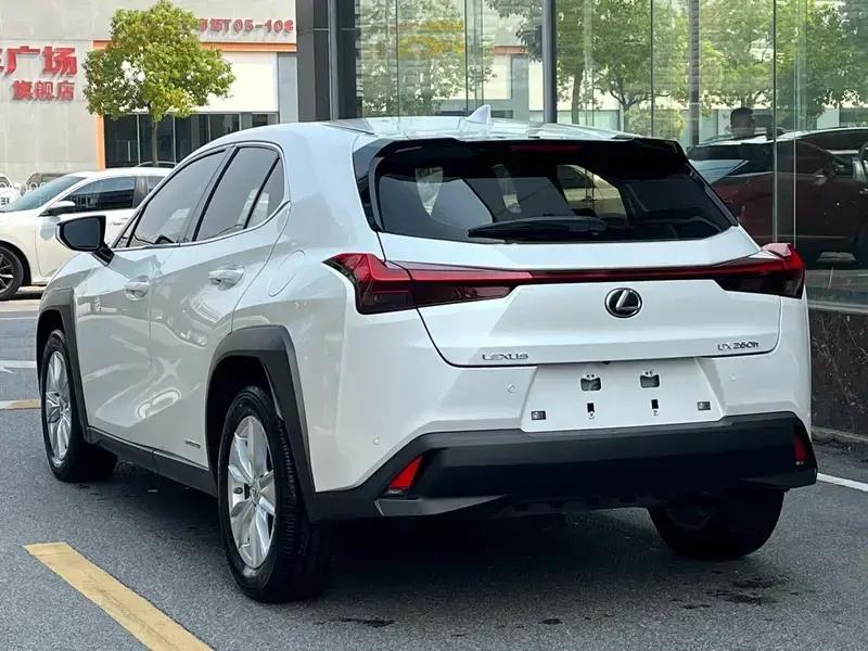 2020 Lexus UX с пробегом 42 000 км