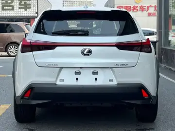 2020 Lexus UX с пробегом 42 000 км