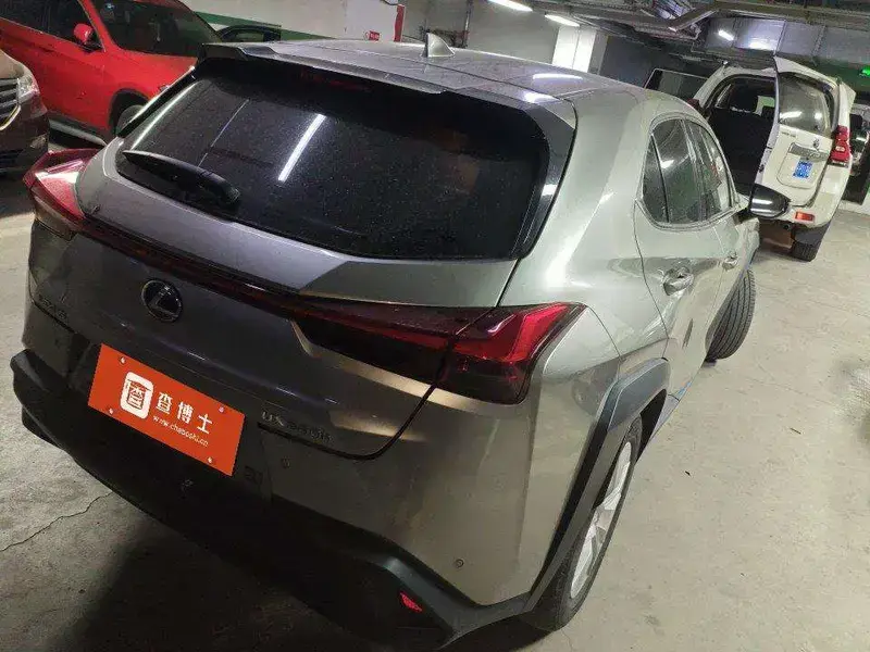 2020 Lexus UX с пробегом 27 800 км