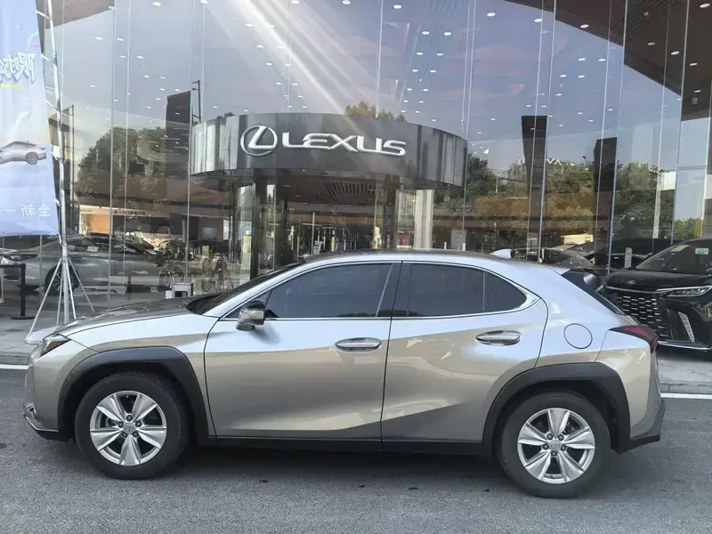 2022 Lexus UX с пробегом 33 000 км