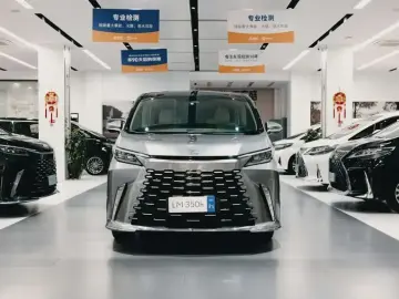 2023 Lexus LM с пробегом 16 000 км