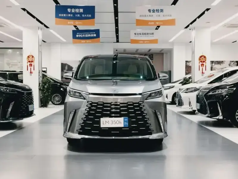 2023 Lexus LM с пробегом 16 000 км