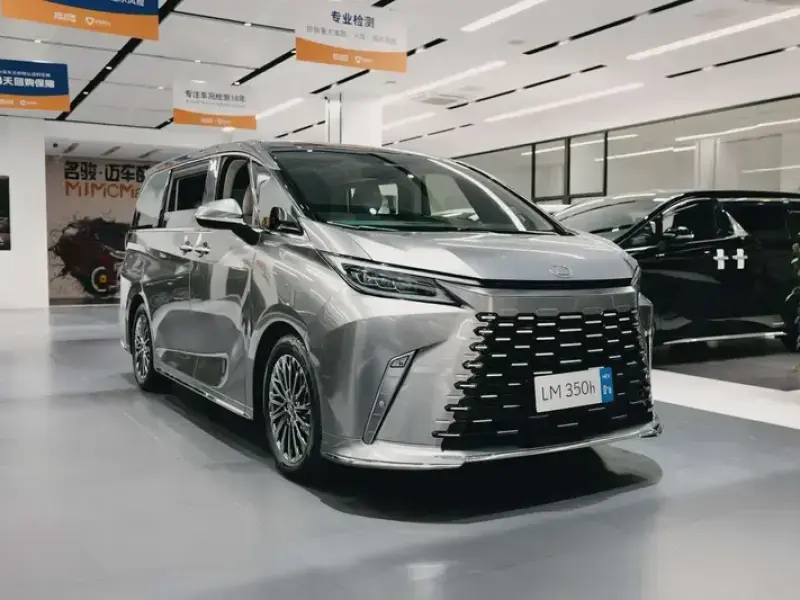 2023 Lexus LM с пробегом 16 000 км