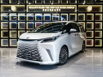 2025 Lexus LM с пробегом 14 000 км