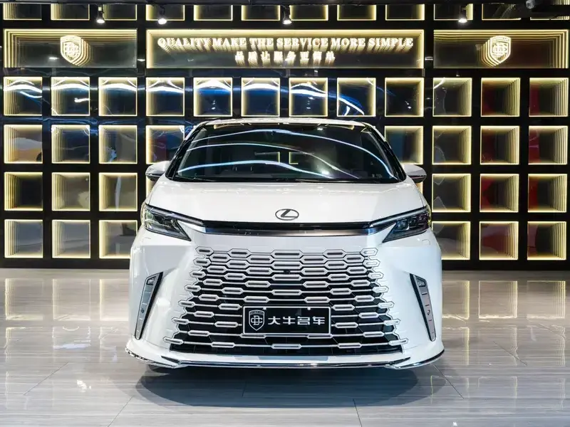 2025 Lexus LM с пробегом 14 000 км