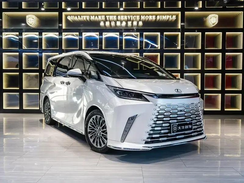 2025 Lexus LM с пробегом 14 000 км