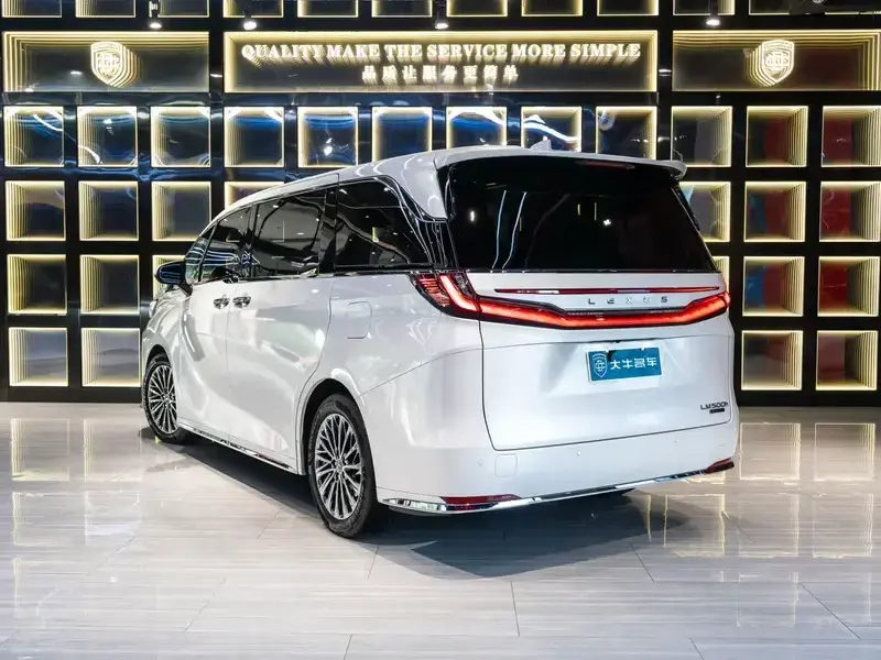 2025 Lexus LM с пробегом 14 000 км