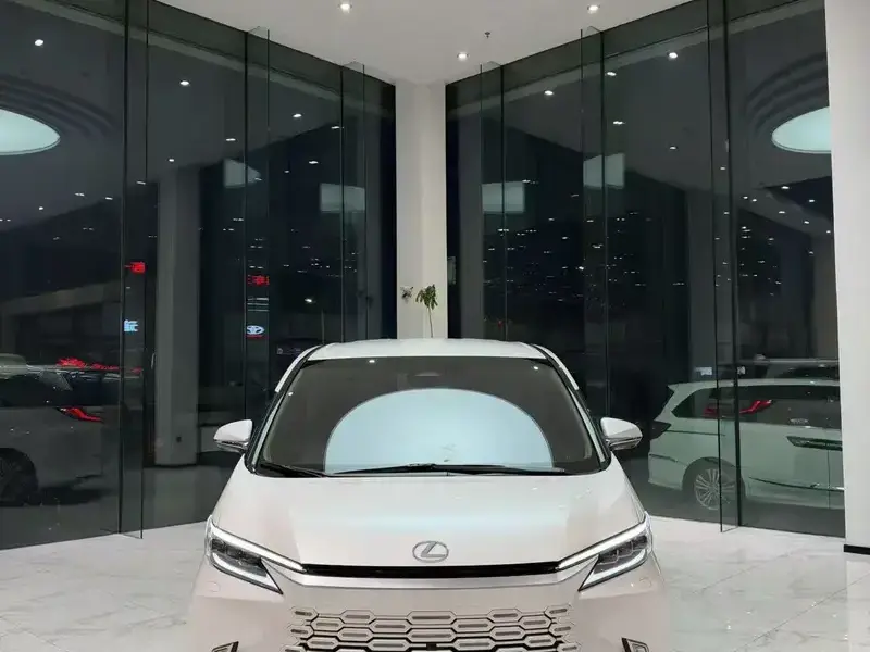 2026 Lexus LM с пробегом 11 000 км