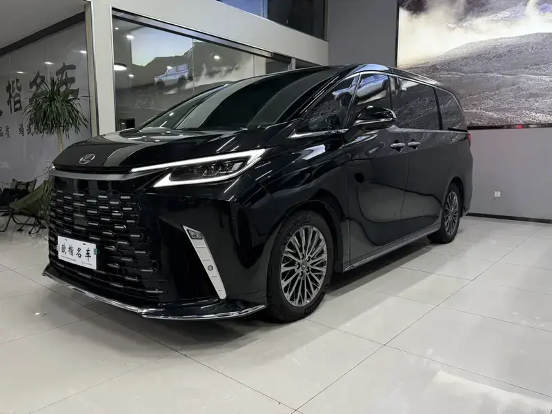 2026 Lexus LM с пробегом 25 500 км