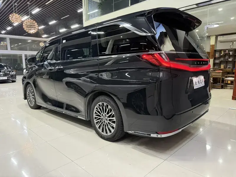 2026 Lexus LM с пробегом 25 500 км