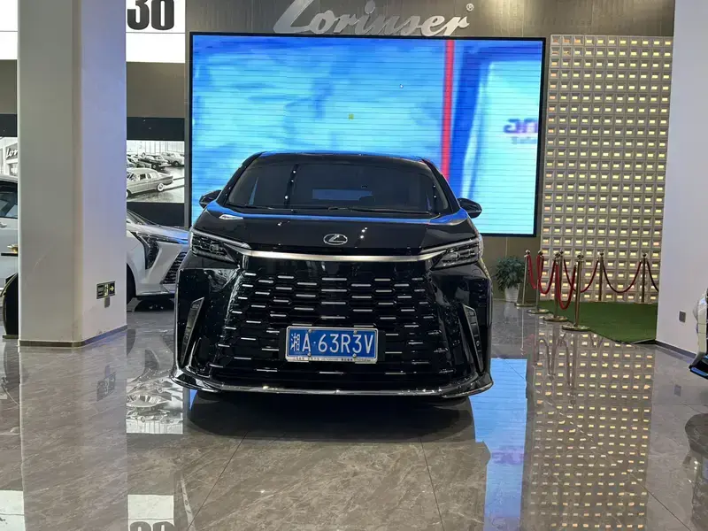 2026 Lexus LM с пробегом 1 700 км