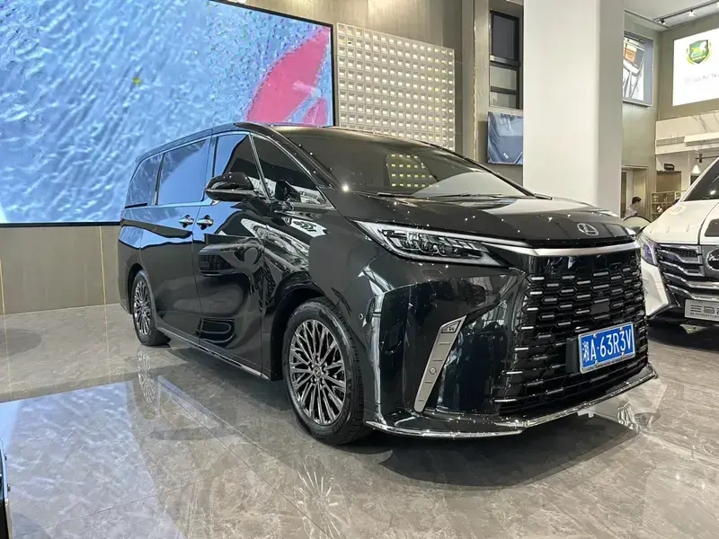 2026 Lexus LM с пробегом 1 700 км