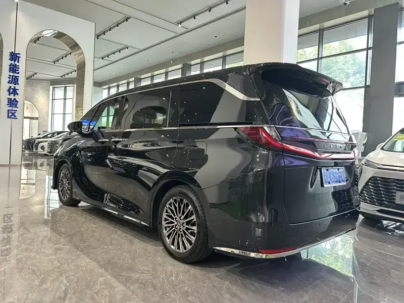 2026 Lexus LM с пробегом 1 700 км